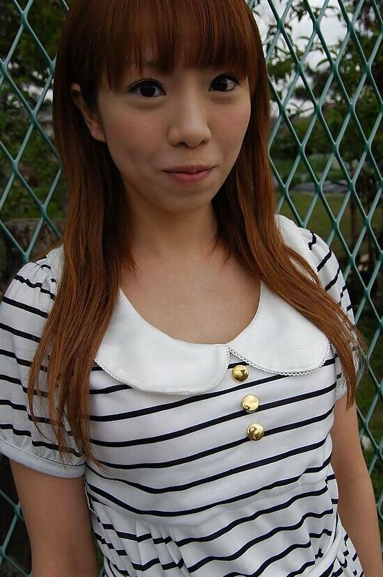 Die 16-jährige Asiatin Chihiro Ozawa geht in ihrem sexy gestreiften Kleid im Freien spazieren
