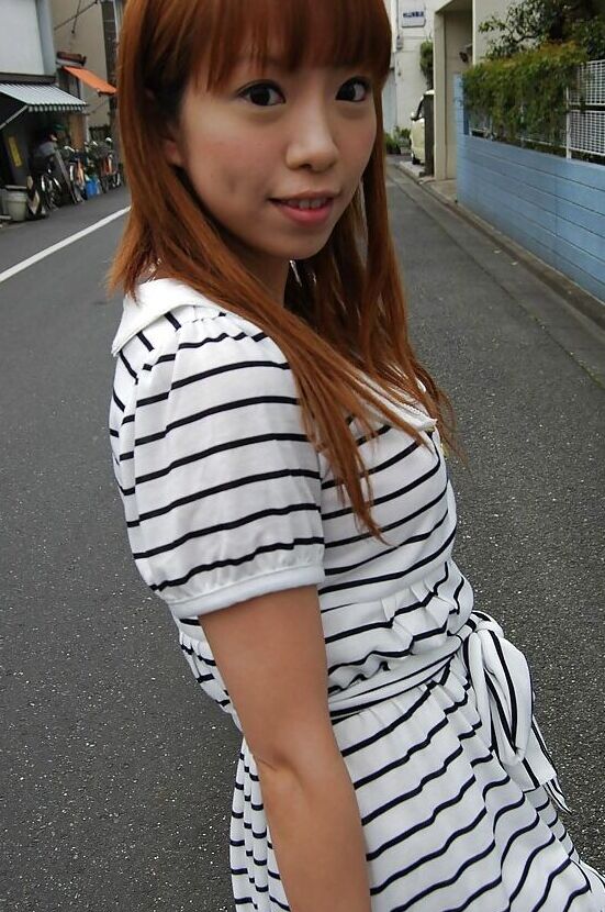 Die 16-jährige Asiatin Chihiro Ozawa geht in ihrem sexy gestreiften Kleid im Freien spazieren