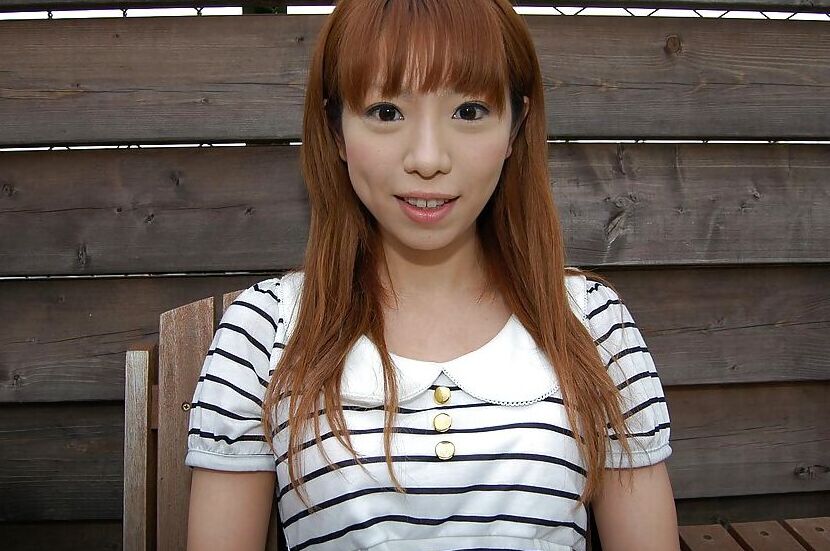 Die 16-jährige Asiatin Chihiro Ozawa geht in ihrem sexy gestreiften Kleid im Freien spazieren