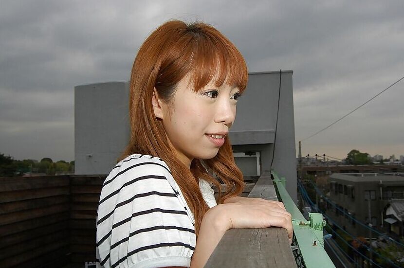 Die 16-jährige Asiatin Chihiro Ozawa geht in ihrem sexy gestreiften Kleid im Freien spazieren