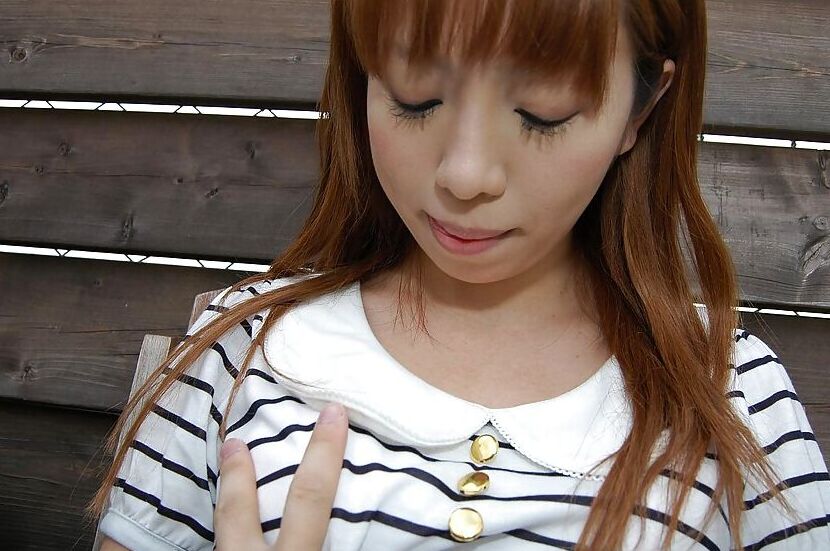 Die 16-jährige Asiatin Chihiro Ozawa geht in ihrem sexy gestreiften Kleid im Freien spazieren