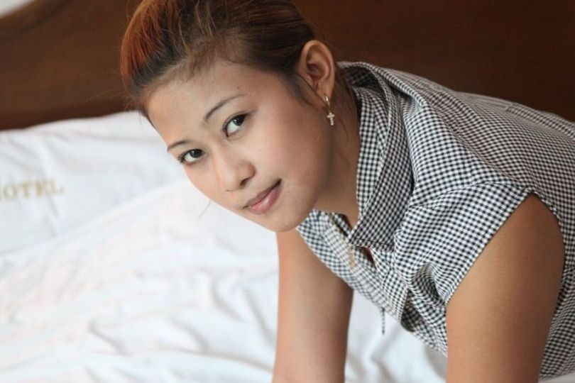 15P La hermosa Asain Shane se arrodilla desnuda para mostrar su caliente culo tatuado