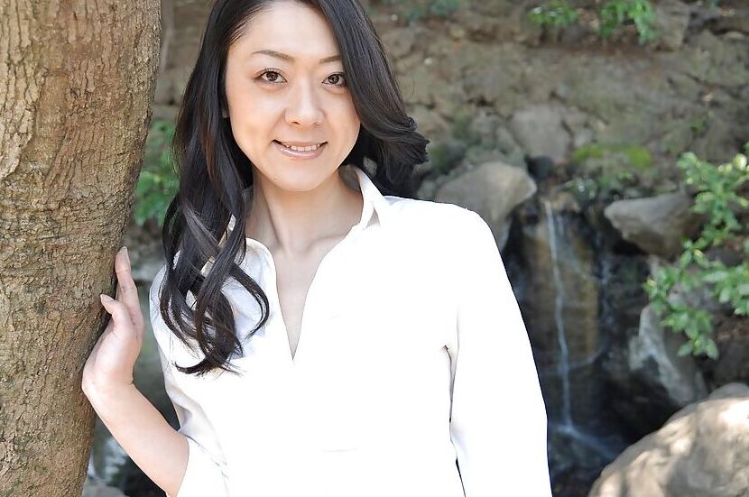 16P La MILF asiática Saeko Kojima muestra su culo al aire libre