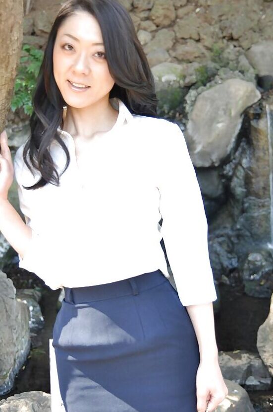 16P La MILF asiática Saeko Kojima muestra su culo al aire libre