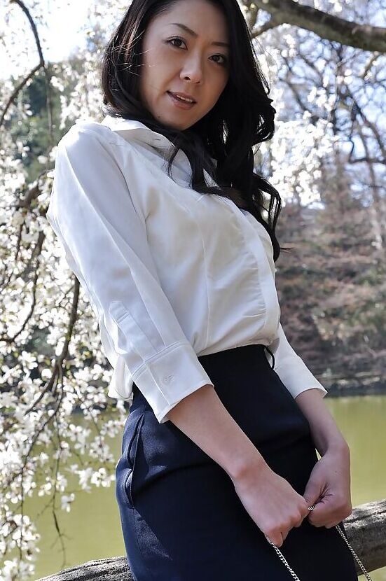16P La MILF asiática Saeko Kojima muestra su culo al aire libre