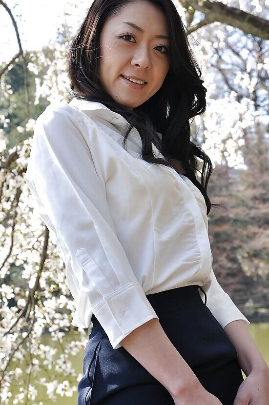 16P La MILF asiática Saeko Kojima muestra su culo al aire libre