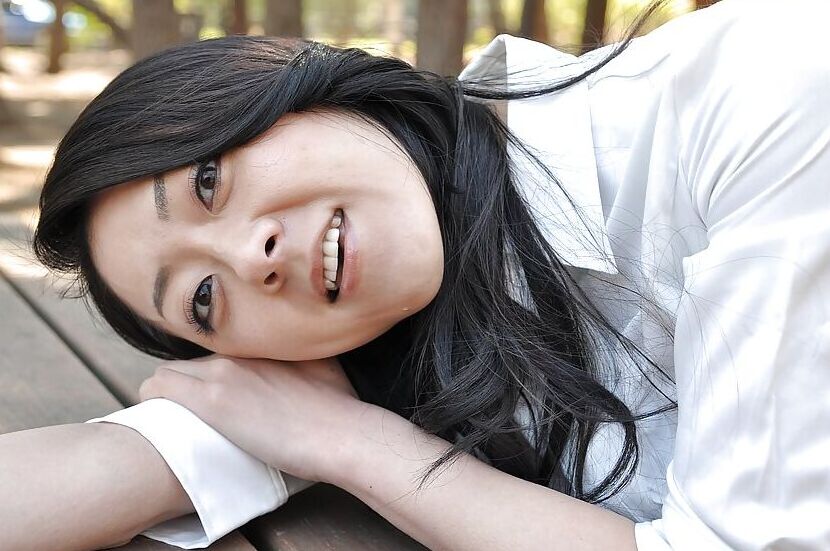 16P La MILF asiática Saeko Kojima muestra su culo al aire libre