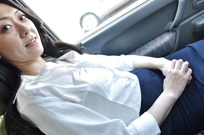 16P La MILF asiática Saeko Kojima muestra su culo al aire libre