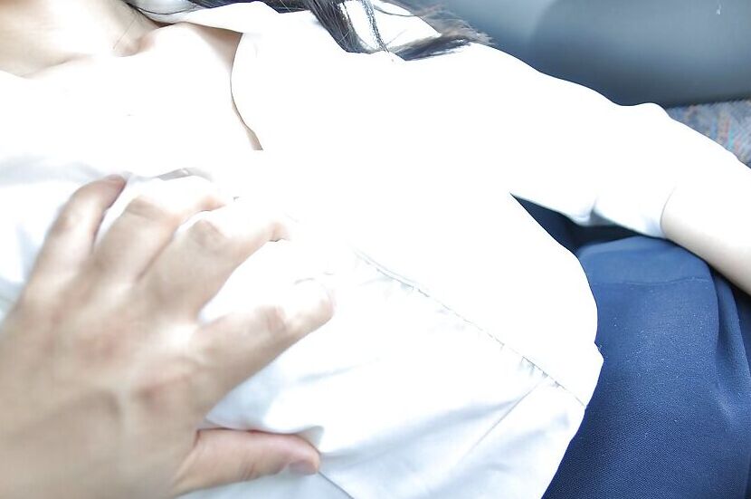 16P La MILF asiática Saeko Kojima muestra su culo al aire libre