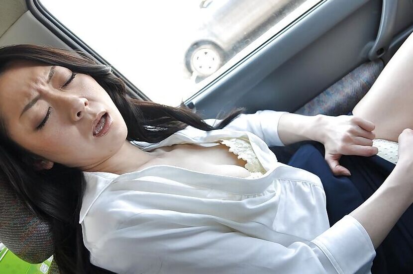 16P La MILF asiática Saeko Kojima muestra su culo al aire libre