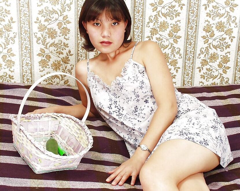 16P いたずらなタイの女の子が服を脱いで彼女のおまんこをキュウリでいじる