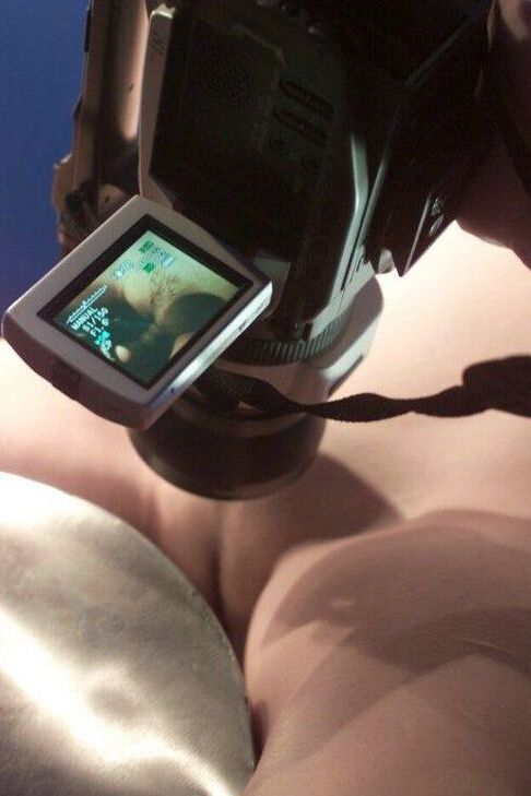 15P La chica desnuda Kitty luce una gargantilla mientras tiene sexo con una máquina de consoladores