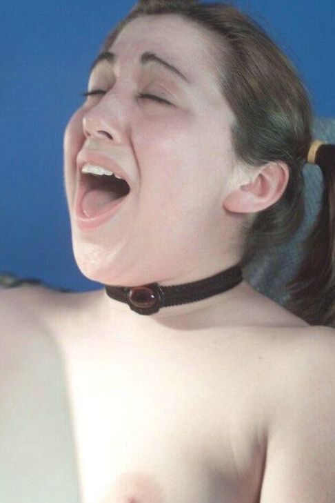15P La chica desnuda Kitty luce una gargantilla mientras tiene sexo con una máquina de consoladores