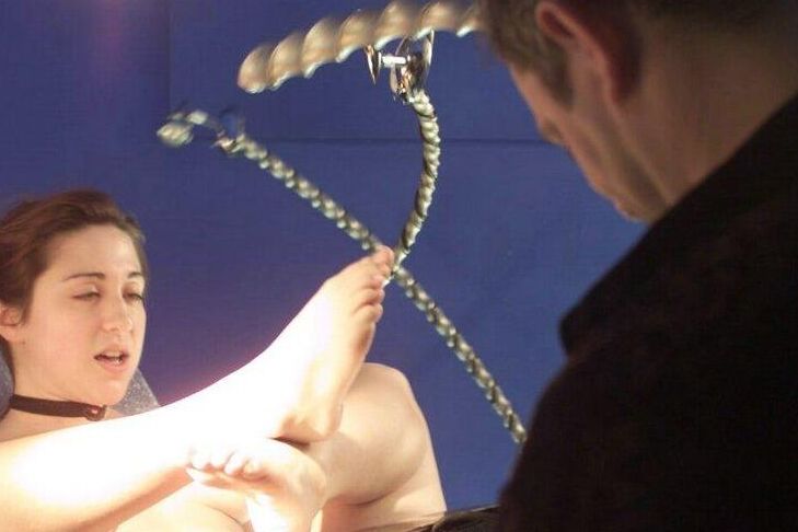 15P La chica desnuda Kitty luce una gargantilla mientras tiene sexo con una máquina de consoladores