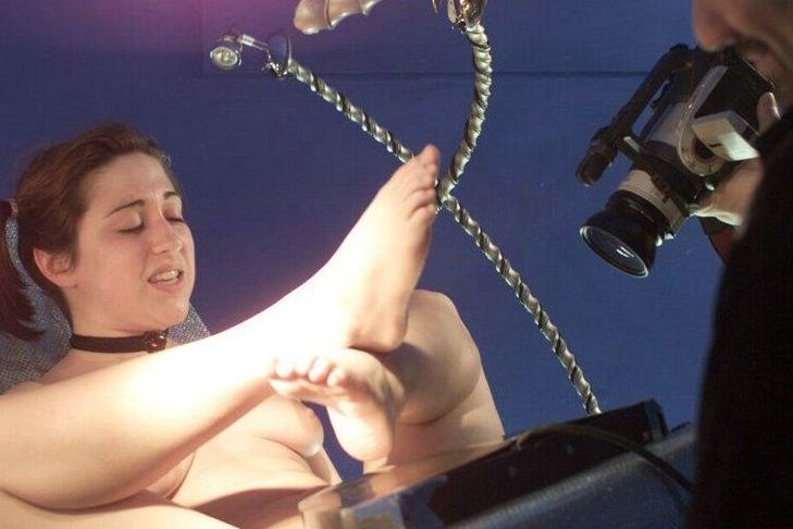 15P La chica desnuda Kitty luce una gargantilla mientras tiene sexo con una máquina de consoladores