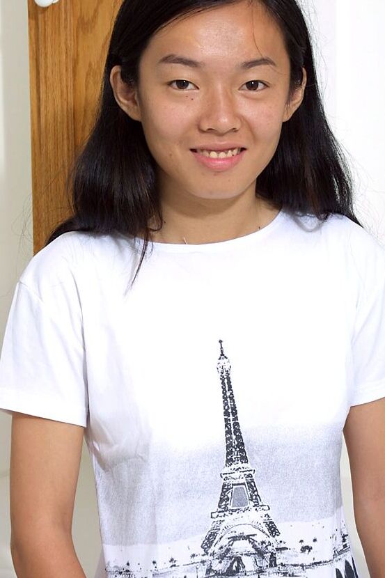 16P Jovem oriental Tiffany revelando seus pequeninos seios de menina