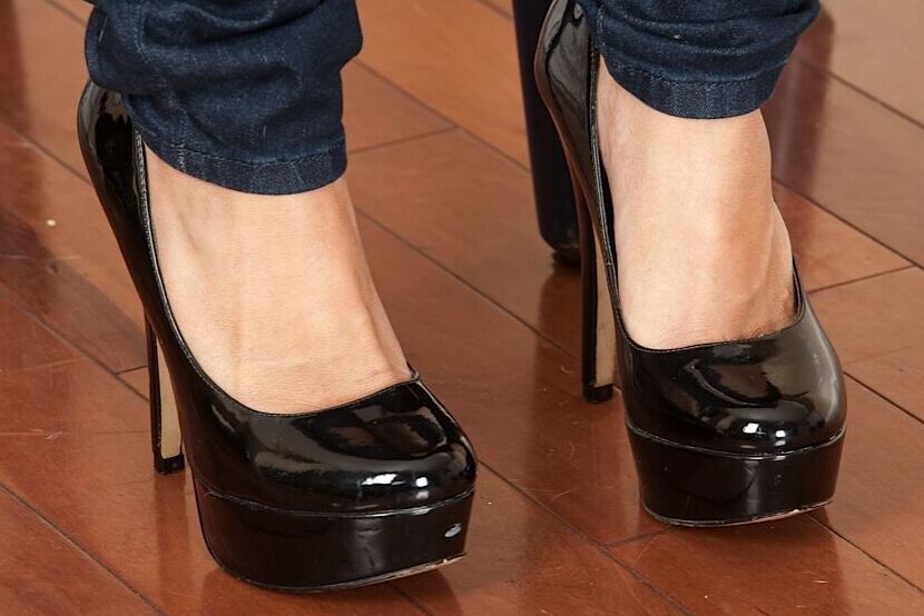 Nikko Jordan, une MILF asiatique de 16p, enlève ses jeans, ses talons hauts et sa lingerie.