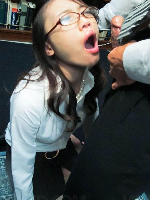 La secrétaire japonaise de 15P, Ibuki, offre du sexe oral à son patron à son bureau