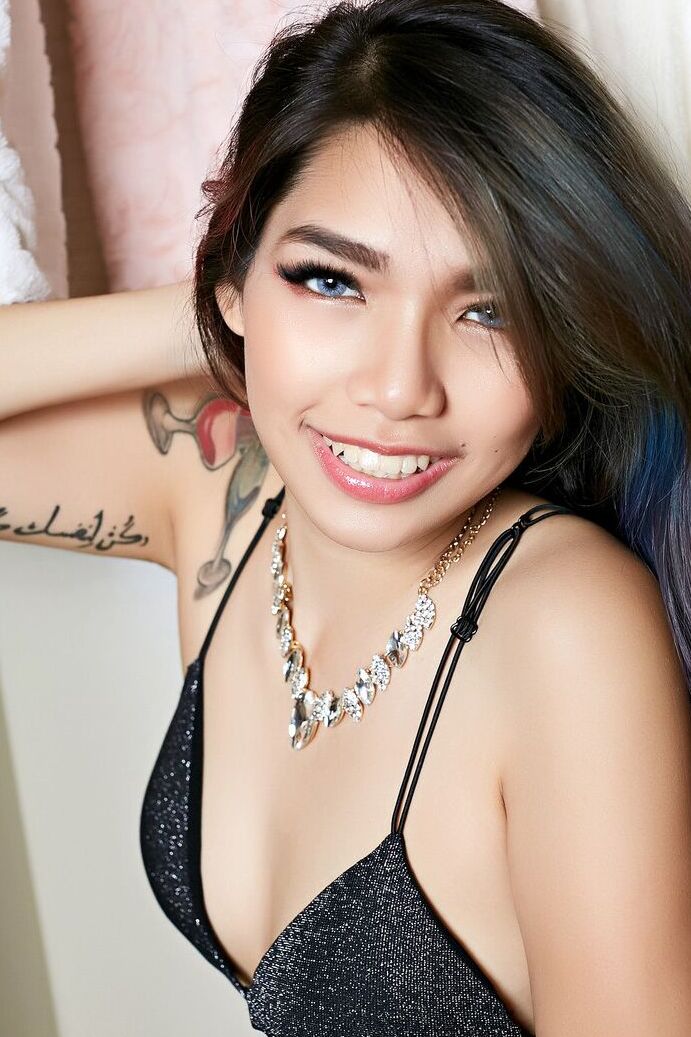 16P Garota asiática solo Waratta remove sutiã e calcinha para posar nua de salto alto