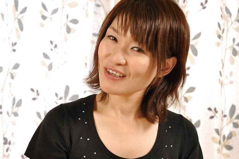 16P Smiley asiática MILF Miki Ando levanta a saia e vibra seu clitóris