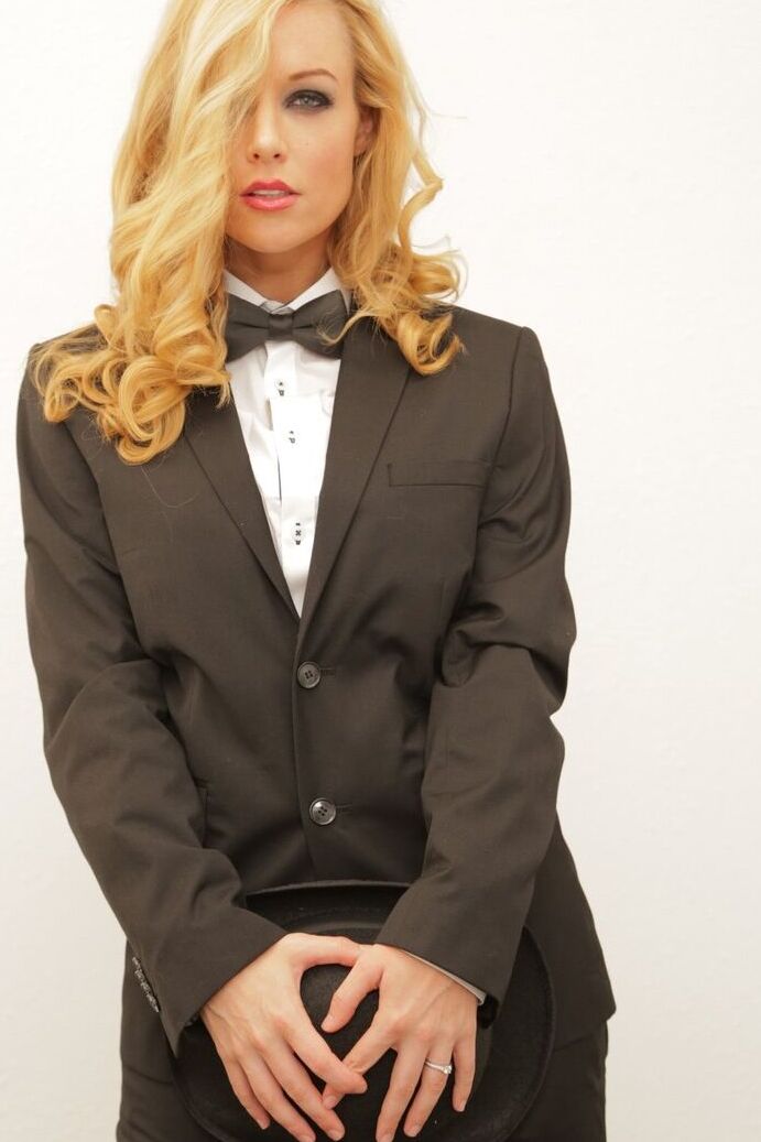 17P La pornostar rubia Kayden Kross posando con traje y sombrero en casa