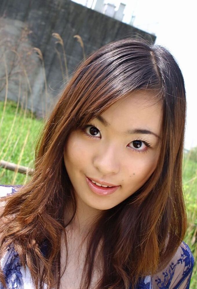 16P A modelo japonesa Hikaru Koto faz ótimas poses solo em uma variedade de roupas