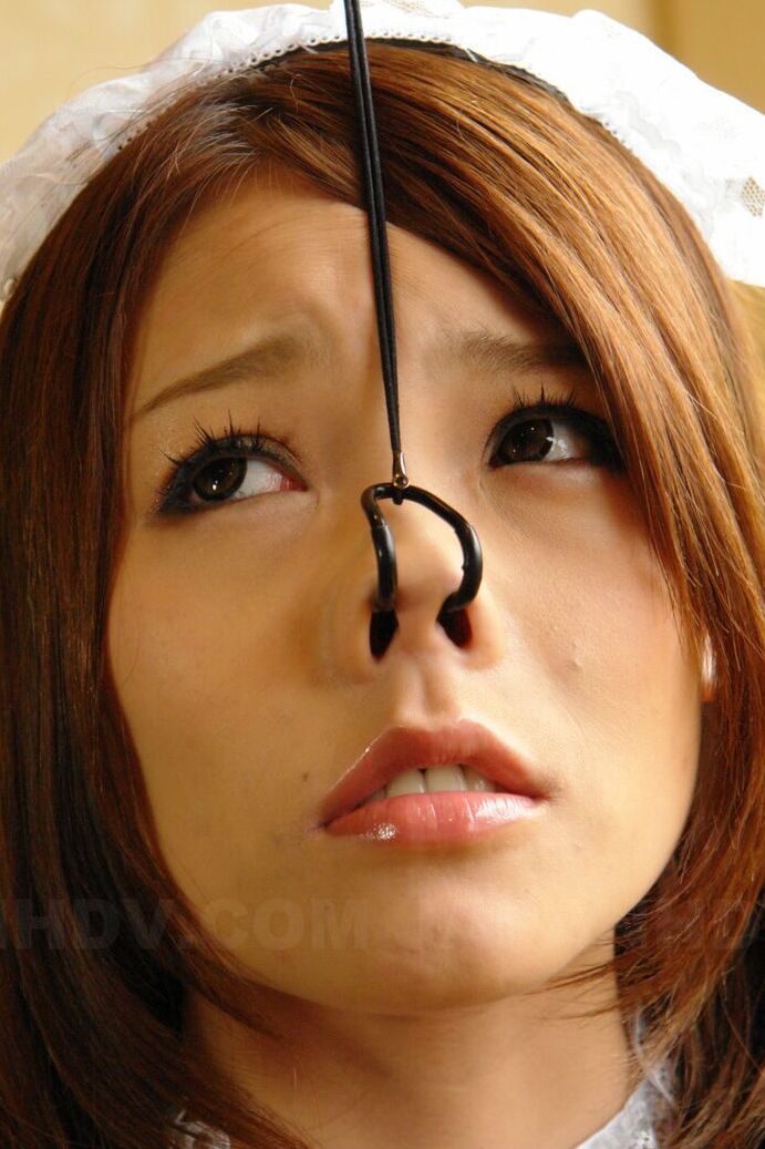 20P La sirvienta japonesa Aoi Yuki es follada por la nariz y la boca por pervertidos