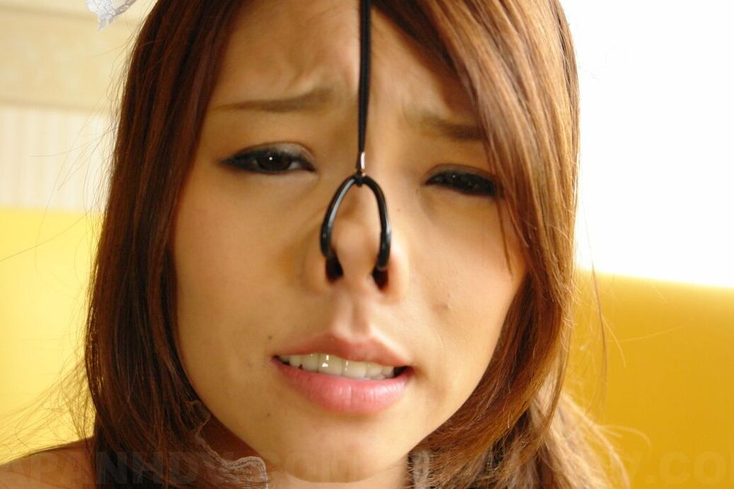 20P La sirvienta japonesa Aoi Yuki es follada por la nariz y la boca por pervertidos