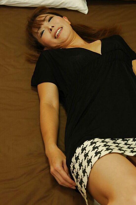 16P La traviesa MILF asiática Kayo Mukai se desnuda y posa desnuda en la cama