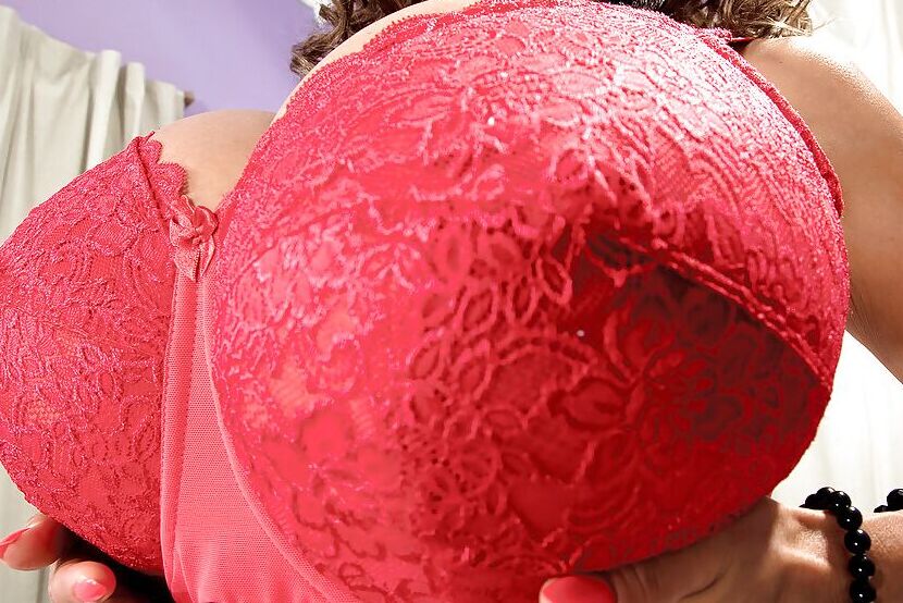 16P Minka, une asiatique mature et plantureuse, se pavane en lingerie et en bas.