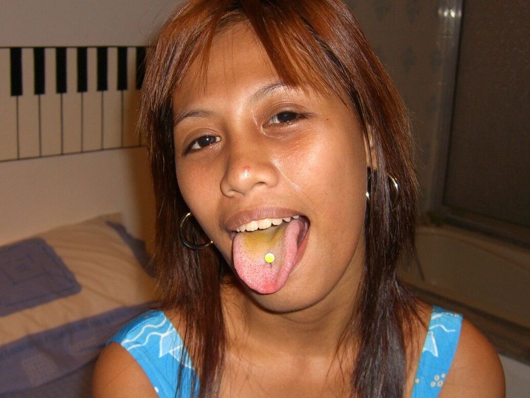 20P Filipina amadora tira a roupa para sua primeira sessão de fotos nuas na cama