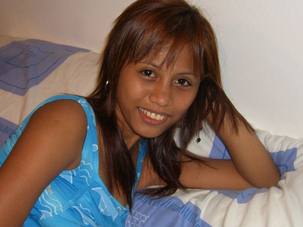20P Filipina amadora tira a roupa para sua primeira sessão de fotos nuas na cama