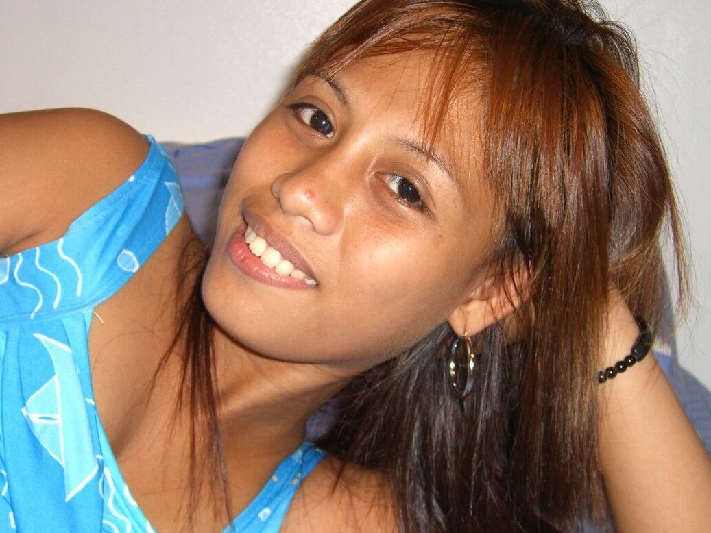 20P Filipina amadora tira a roupa para sua primeira sessão de fotos nuas na cama