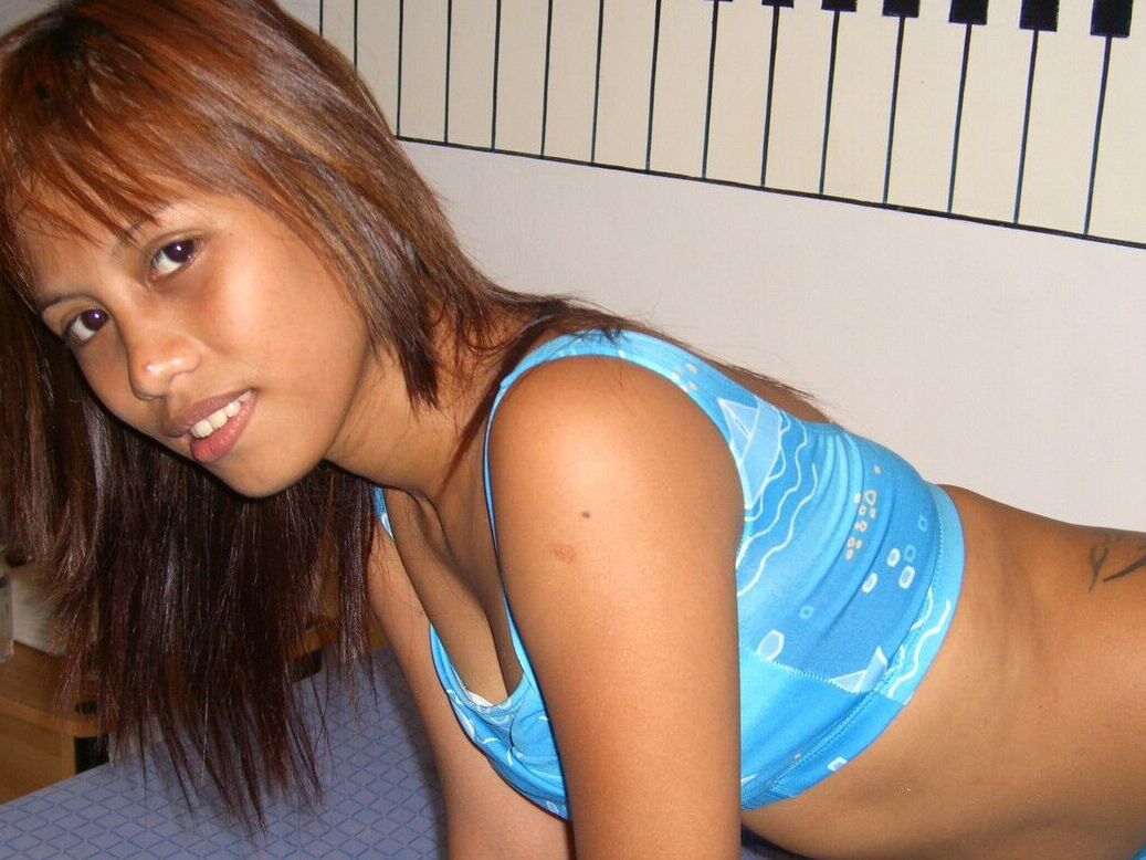 20P Filipina amadora tira a roupa para sua primeira sessão de fotos nuas na cama