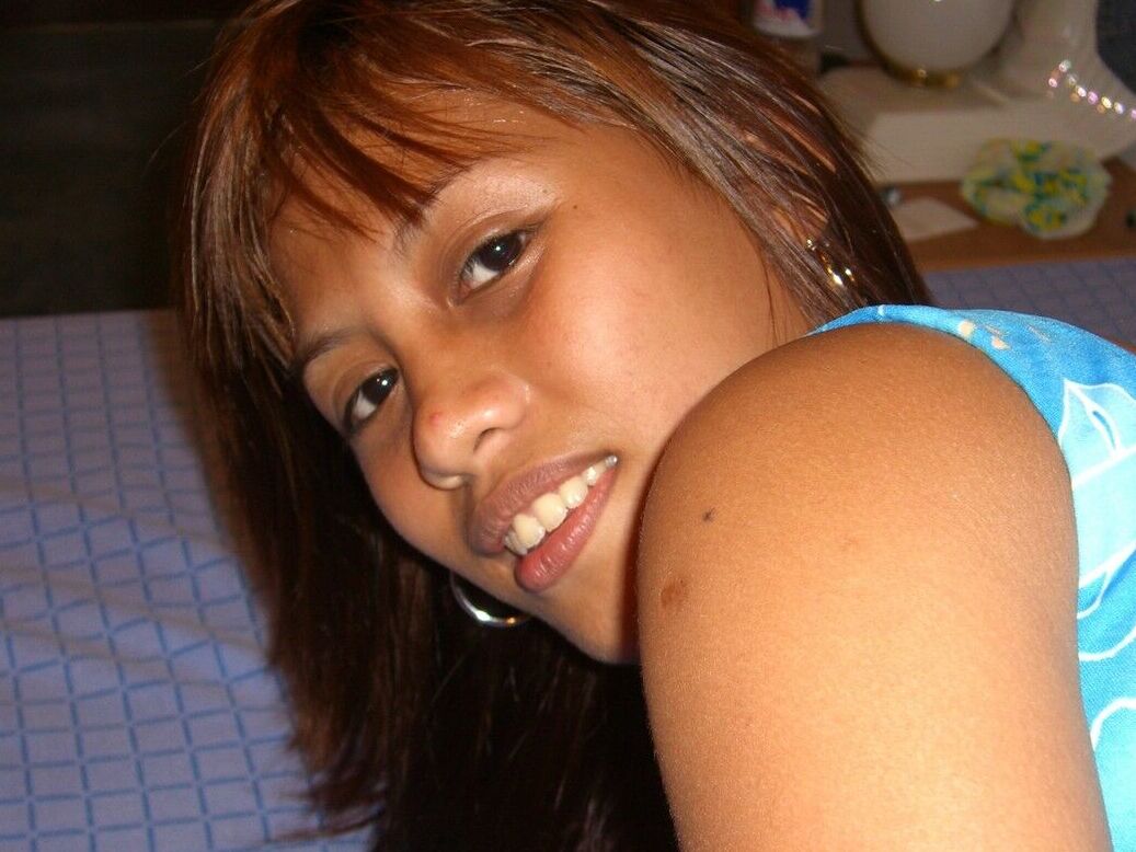 20P Filipina amadora tira a roupa para sua primeira sessão de fotos nuas na cama