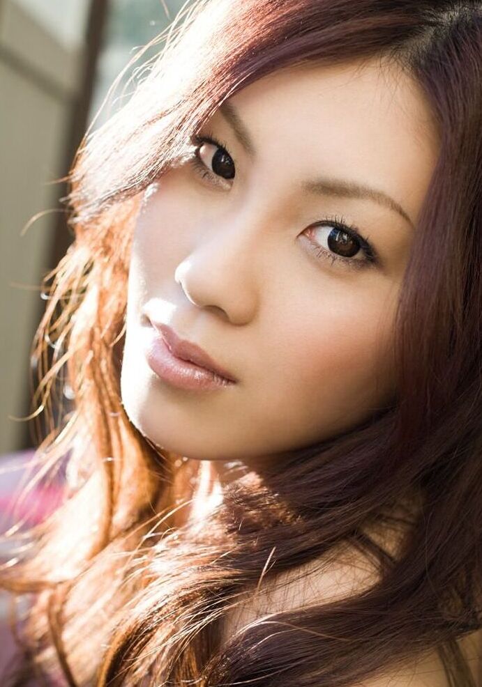 16P La belle adolescente japonaise Shinohara Ryou se met à poil dans le jardin et à la maison