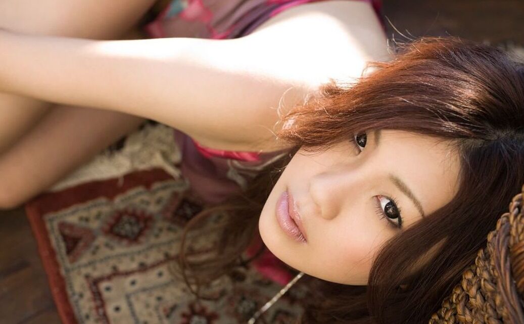 16P La belle adolescente japonaise Shinohara Ryou se met à poil dans le jardin et à la maison