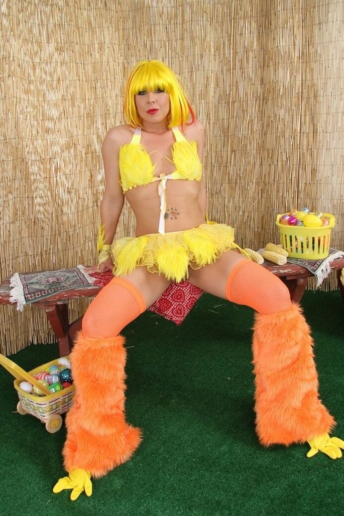 17P La sexy Julie Night mostrando su culo en cosplay en solitario