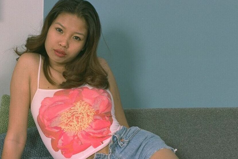 16P La asiática amateur Niha penetra su precioso coño afeitado