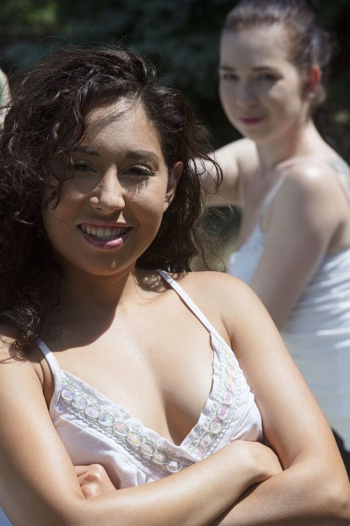 Die brünetten Teenager Daphne Anbel und Melody Petite von 21P schmecken sich gegenseitig die Fotzen im Freien