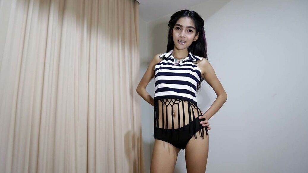 12P Adolescente tailandesa mostra sua buceta natural enquanto posa nua pela primeira vez