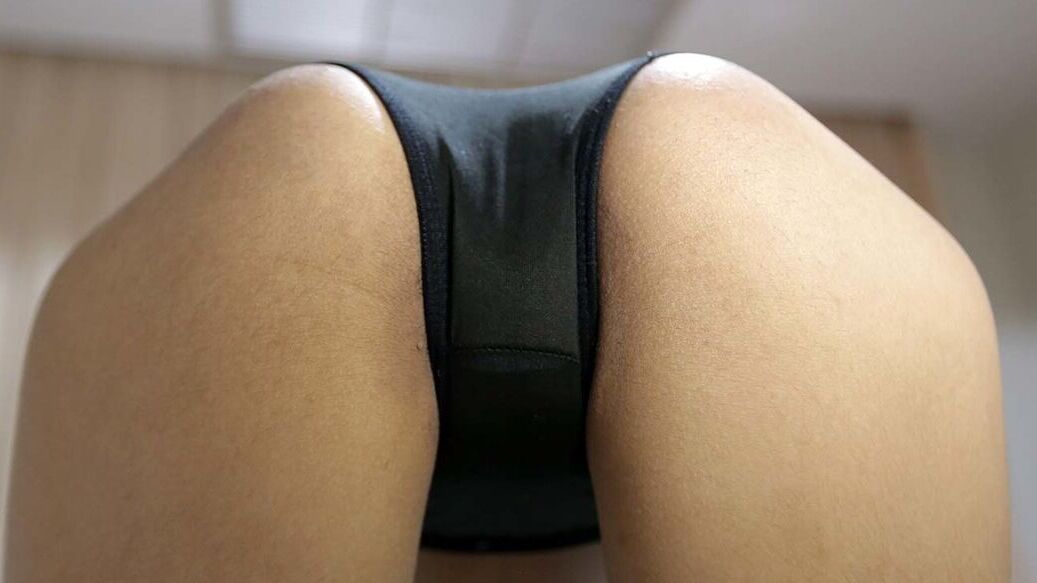 12P Adolescente tailandesa mostra sua buceta natural enquanto posa nua pela primeira vez