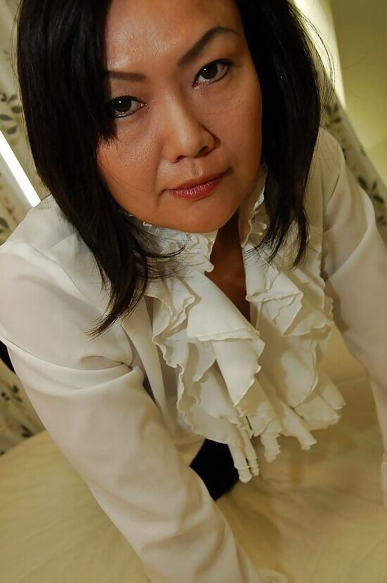 16P Asian MILF Kaoru Mitamura getting naked and demonstrating her juicy twat