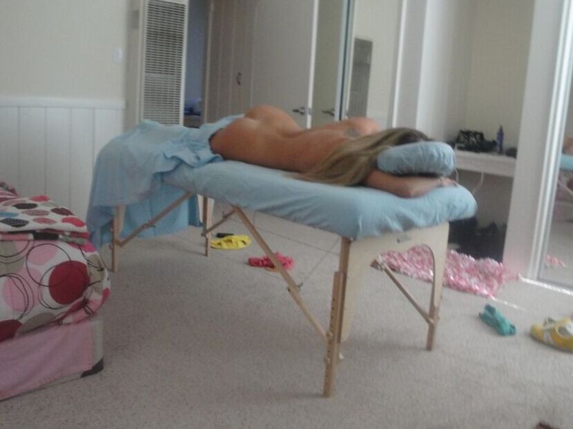 16P Belle femme blonde avec de belles jambes se déshabille devant une caméra de massage cachée