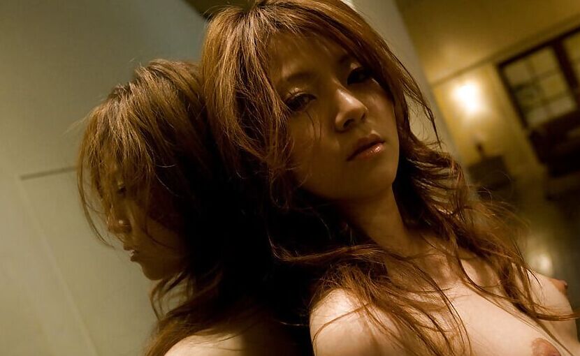 14P Sedutora adolescente asiática em meias Rina Koizumi se despindo