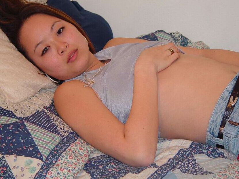 16P Sweetie nena China abre las piernas en la cama y juega con el coño