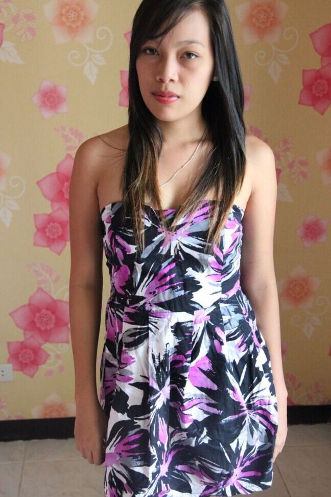 15P Jovem filipina tira o vestido e a calcinha para posar nua