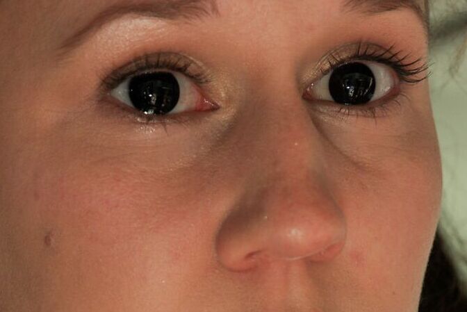 13P Amateur caliente con los ojos vendados y lentes de contacto opacas es obligada a masturbarse
