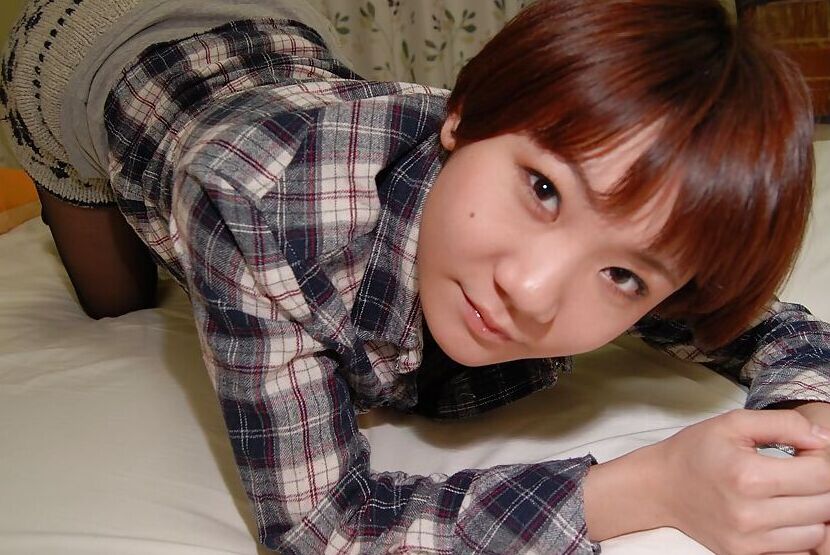 16P 中谷ひかるはカメラの前でストリップしてマンコを広げるのが好き