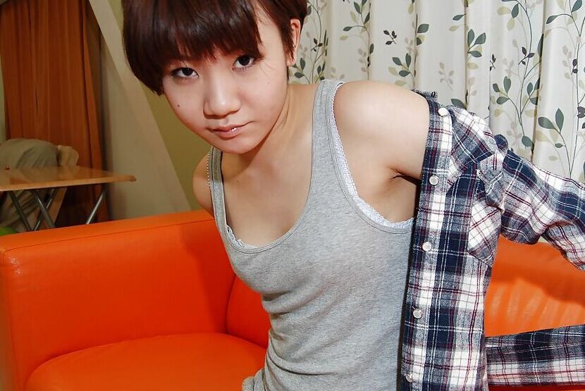 16P 中谷ひかるはカメラの前でストリップしてマンコを広げるのが好き